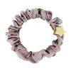 By Eloise London Silk Scrunchie Gold Star Elastika za lase za ženske 1 kos Odtenek Iced Latte