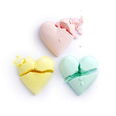 I Heart Revolution Heart Pastel Bath Fizzer Kit Darilni set kopalna bombica v obliki srca 40 g + kopalna bombica v obliki srca 40 g Passion Fruit + kopalna bombica v obliki srca 40 g Lemon