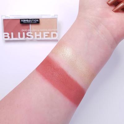 Revolution Relove Colour Play Blushed Duo Blush &amp; Highlighter Paletka za konturing za ženske 5,8 g Odtenek Kindness