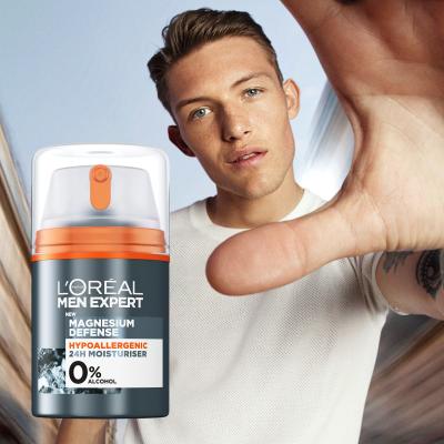 L&#039;Oréal Paris Men Expert Magnesium Defence Darilni set dnevna krema za obraz Men Expert Magnesium Defence 24h Moisturizer 50 ml + deodorant Men Expert Magnesium Defence 150 ml + gel za prhanje Men Expert Magnesium Defence Shower Gel 300 ml