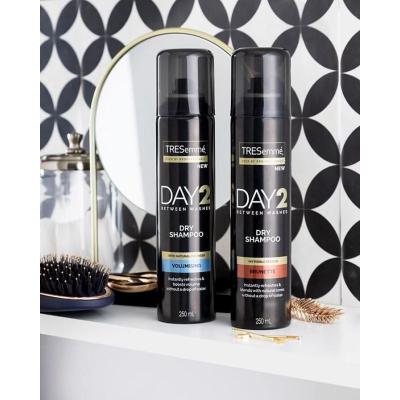 TRESemmé Day 2 Volumising Dry Shampoo Suhi šampon 250 ml