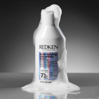 Redken Acidic Bonding Concentrate Dream Big Darilni set šampon Acidic Bonding Concetrate 300 ml + balzam Acidic Bonding Concentrate 300 ml + nega za lase Acidic Bonding Concentrate Leave-In Treatment 150 ml