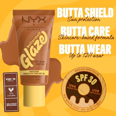 NYX Professional Makeup Buttermelt Glaze Soft Glow Skin Tint SPF30 Puder za ženske 30 ml Odtenek 05 Chai Butta