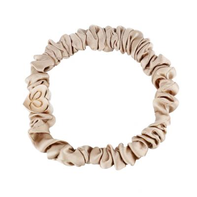 By Eloise London Skinny Silk Scrunchie Gold Heart Elastika za lase za ženske 1 kos Odtenek Sand